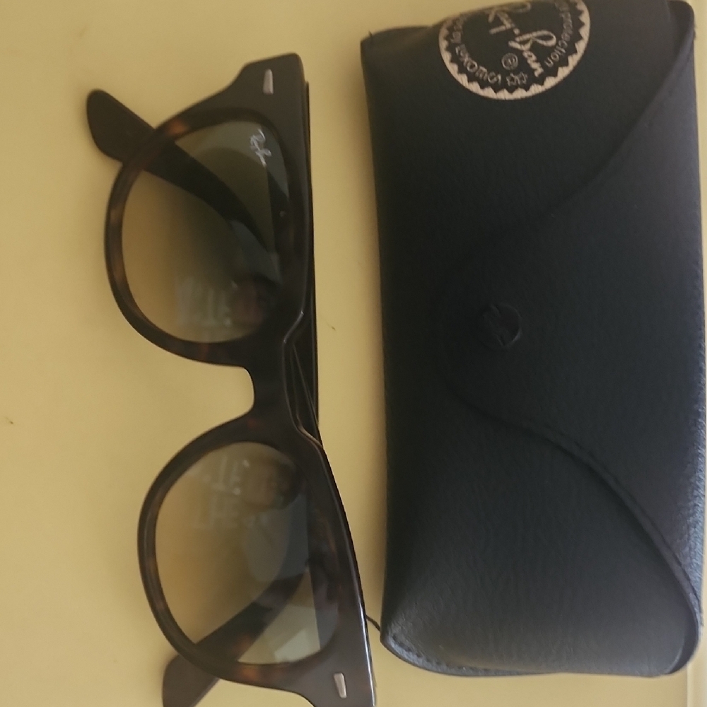 Ray-Ban Sunglasses Classic Accessories